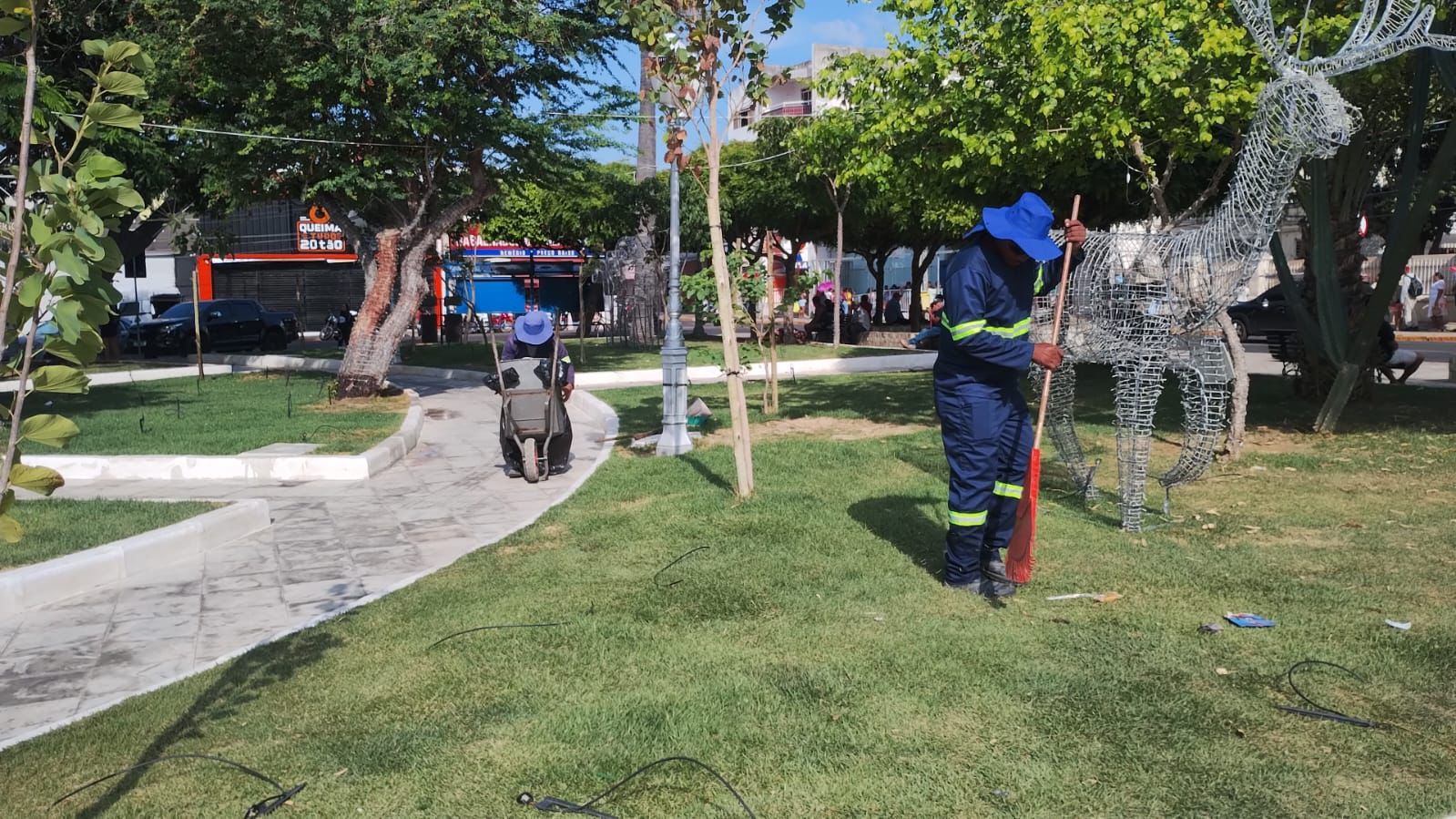 Prefeitura reforça serviços de limpeza durante o Natal Luz de Petrolina