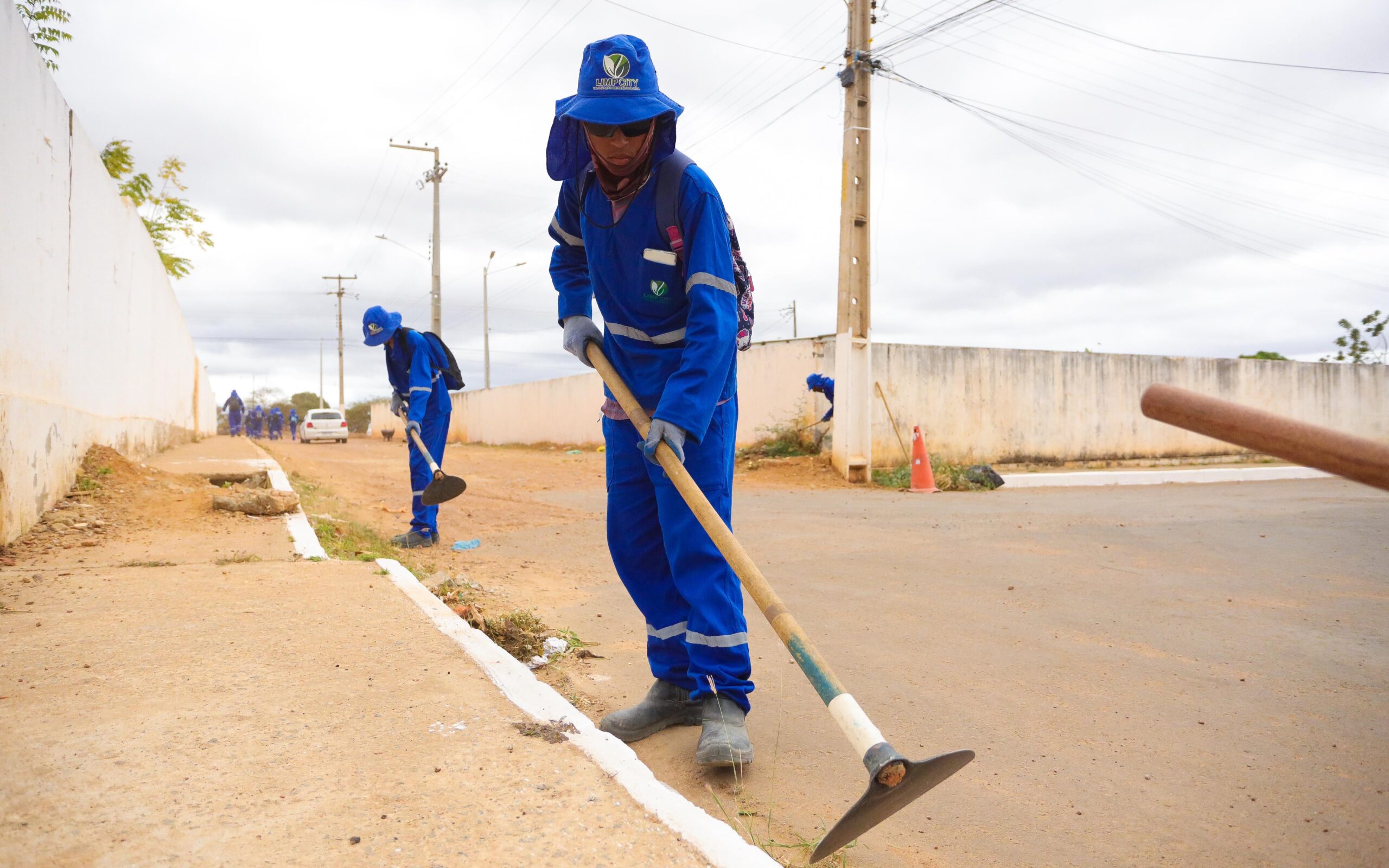 Petrolina: Serviços de limpeza nas vilas das áreas irrigada e ribeirinha já beneficiaram 160 localidades