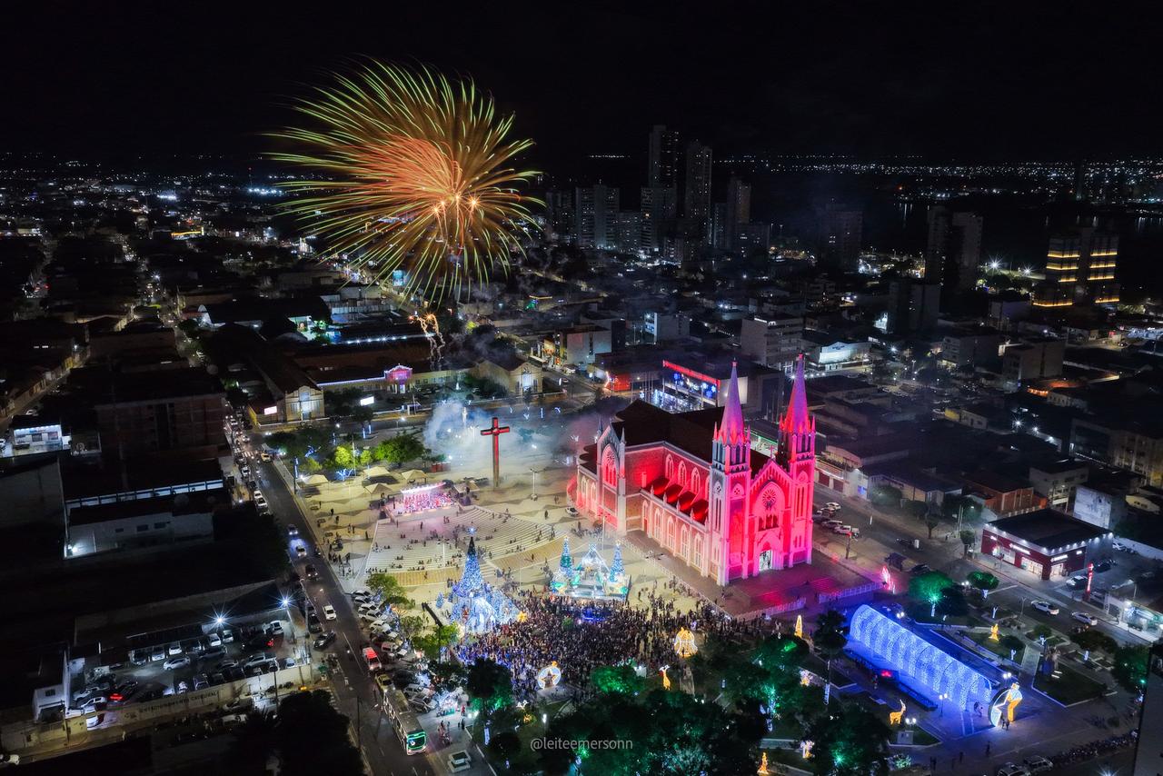 Prefeitura inicia Natal Luz 2025 e emociona petrolinenses com o “Natal na Neve”