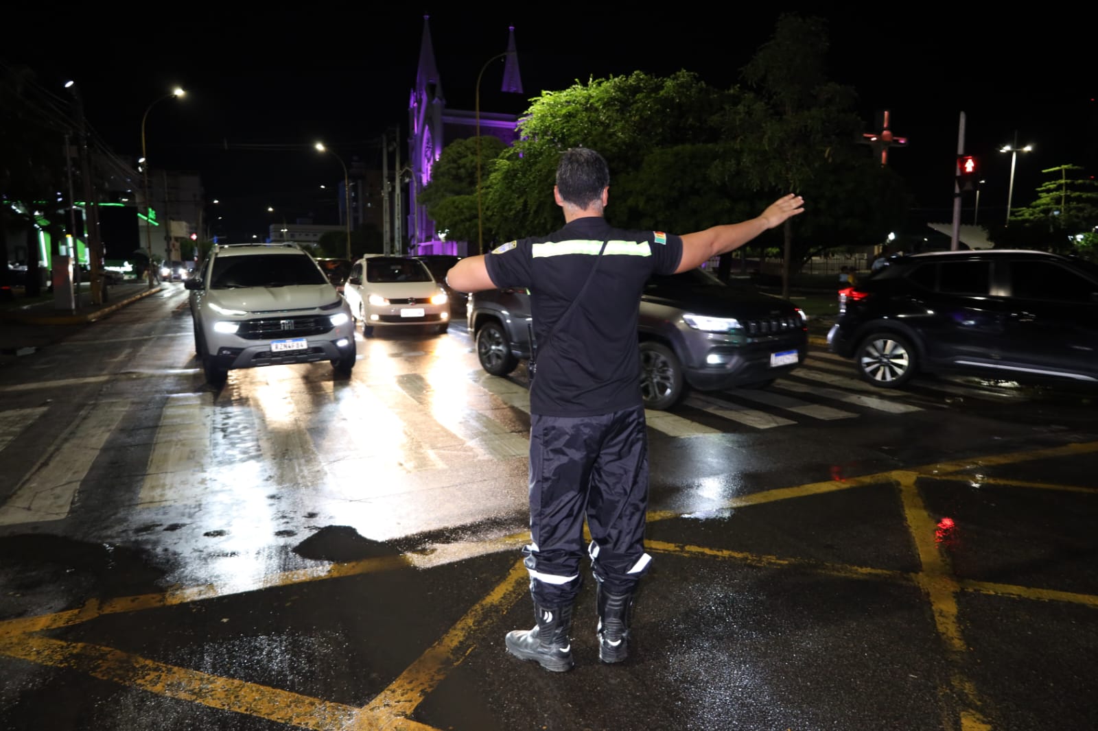 AMMPLA orienta motoristas sobre cuidados no trânsito durante o período chuvoso