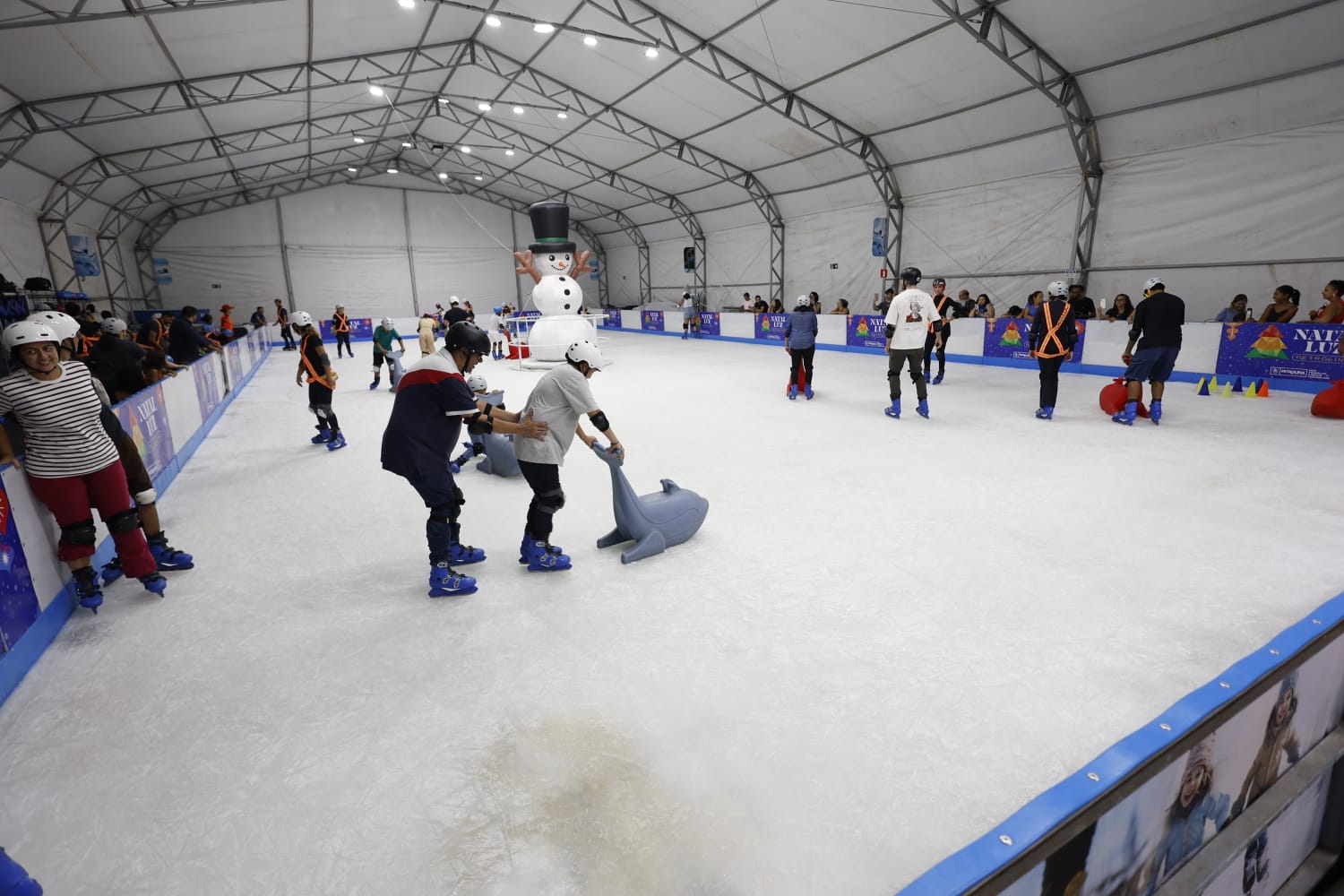 Pista de patinação no gelo atrai mais de 4.500 visitantes em Petrolina na primeira semana