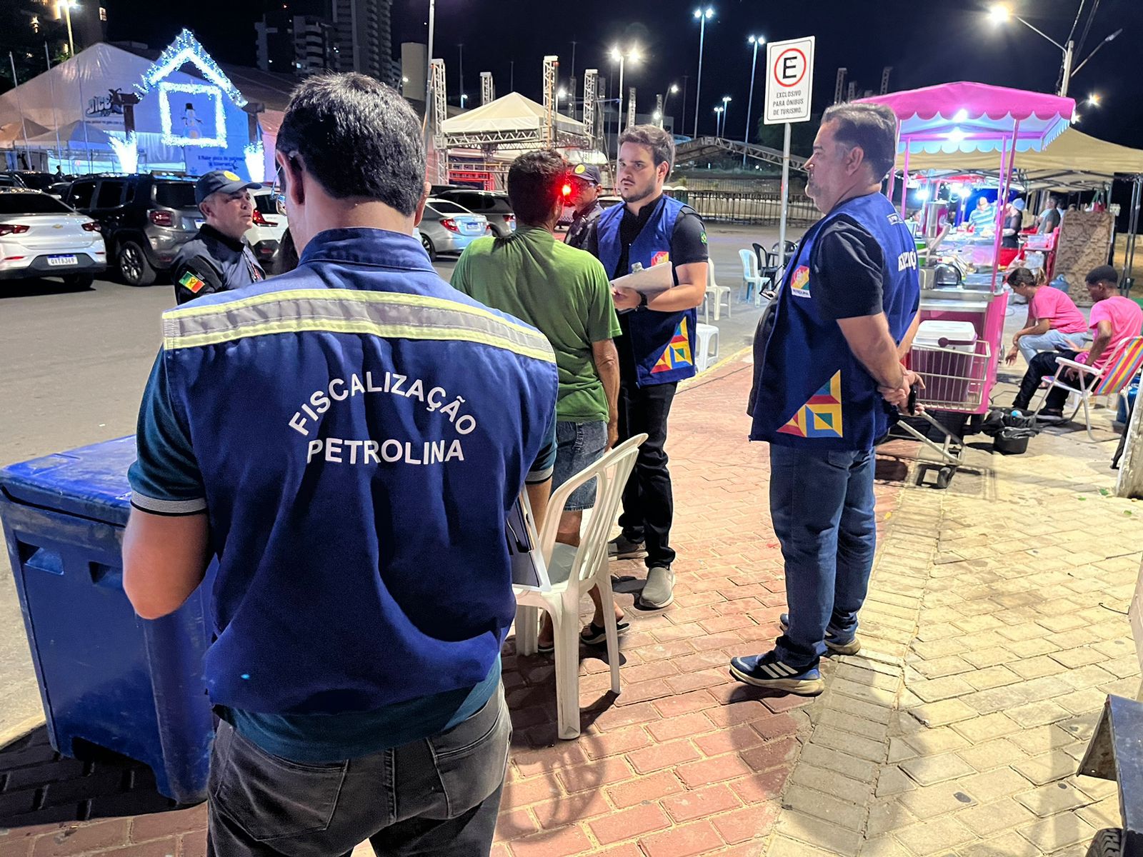 Prefeitura de Petrolina reforça fiscalização e orienta ambulantes sobre descarte de resíduos na orla