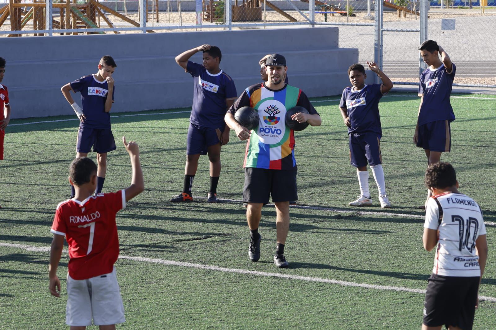 Escola de futebol society do Parque do Povo reúne cerca de 90 alunos