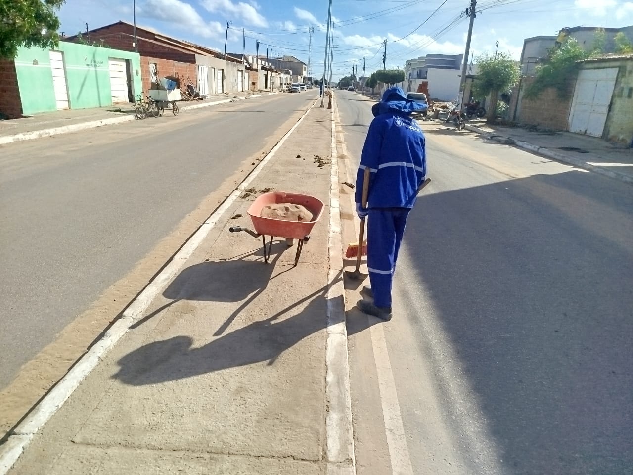 Ruas, avenidas e praças do bairro Dom Avelar em Petrolina recebem mutirão de limpeza