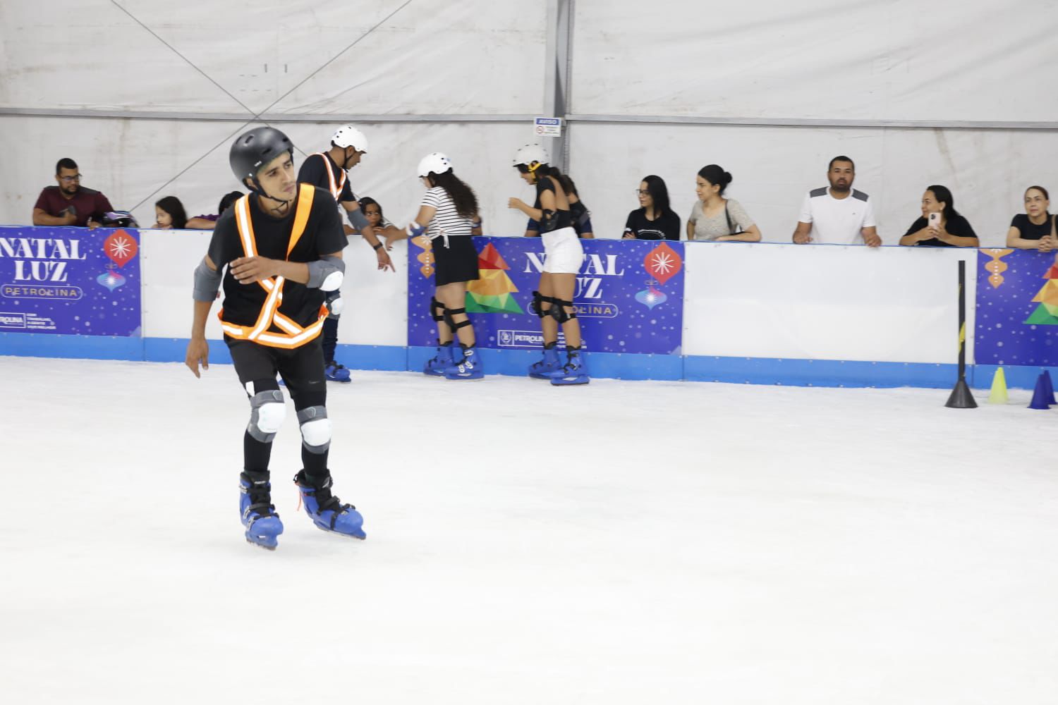 Pista de patinação no gelo impulsiona empregos e gera renda em Petrolina