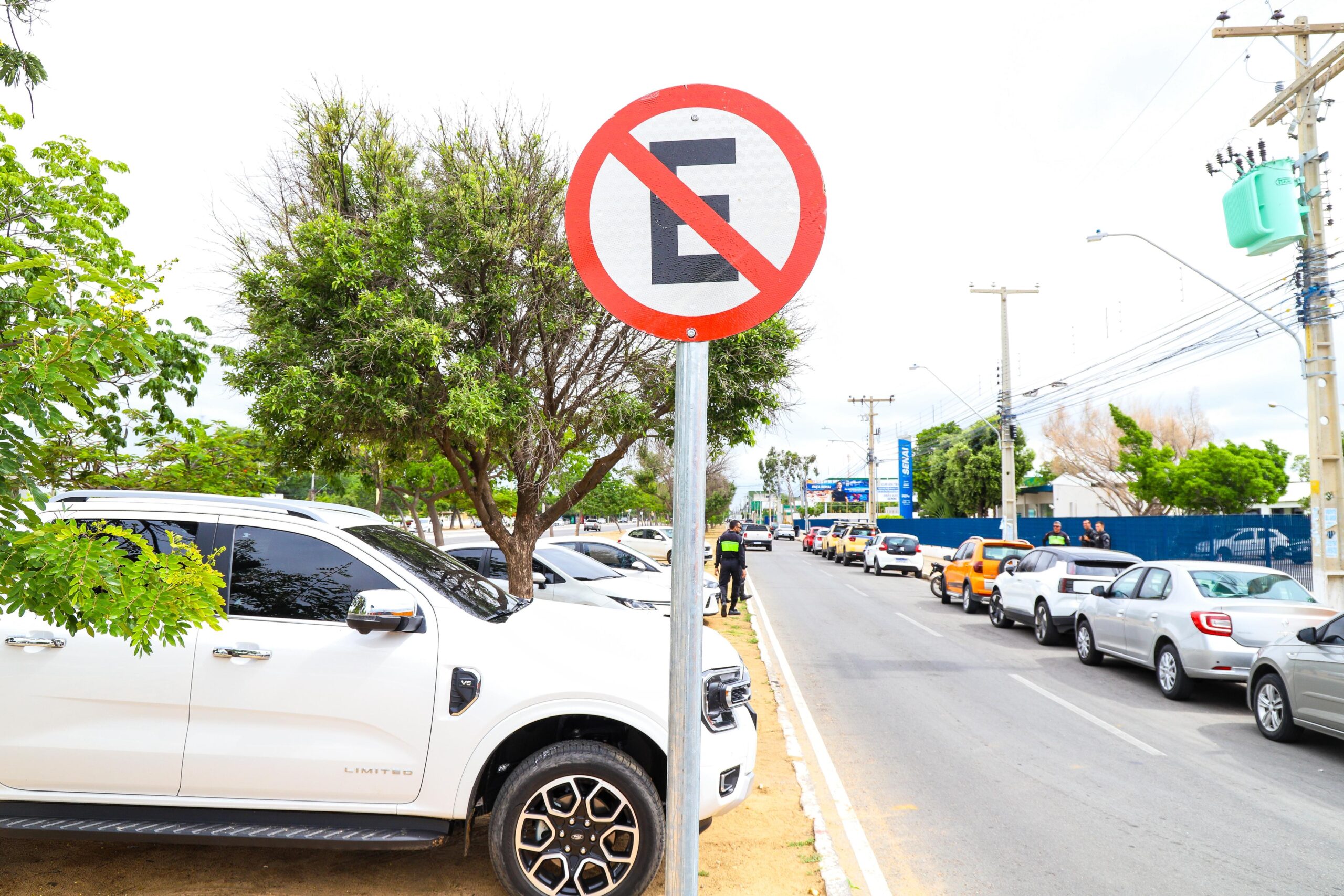 Prefeitura de Petrolina amplia fiscalização contra estacionamento irregular em canteiros centrais
