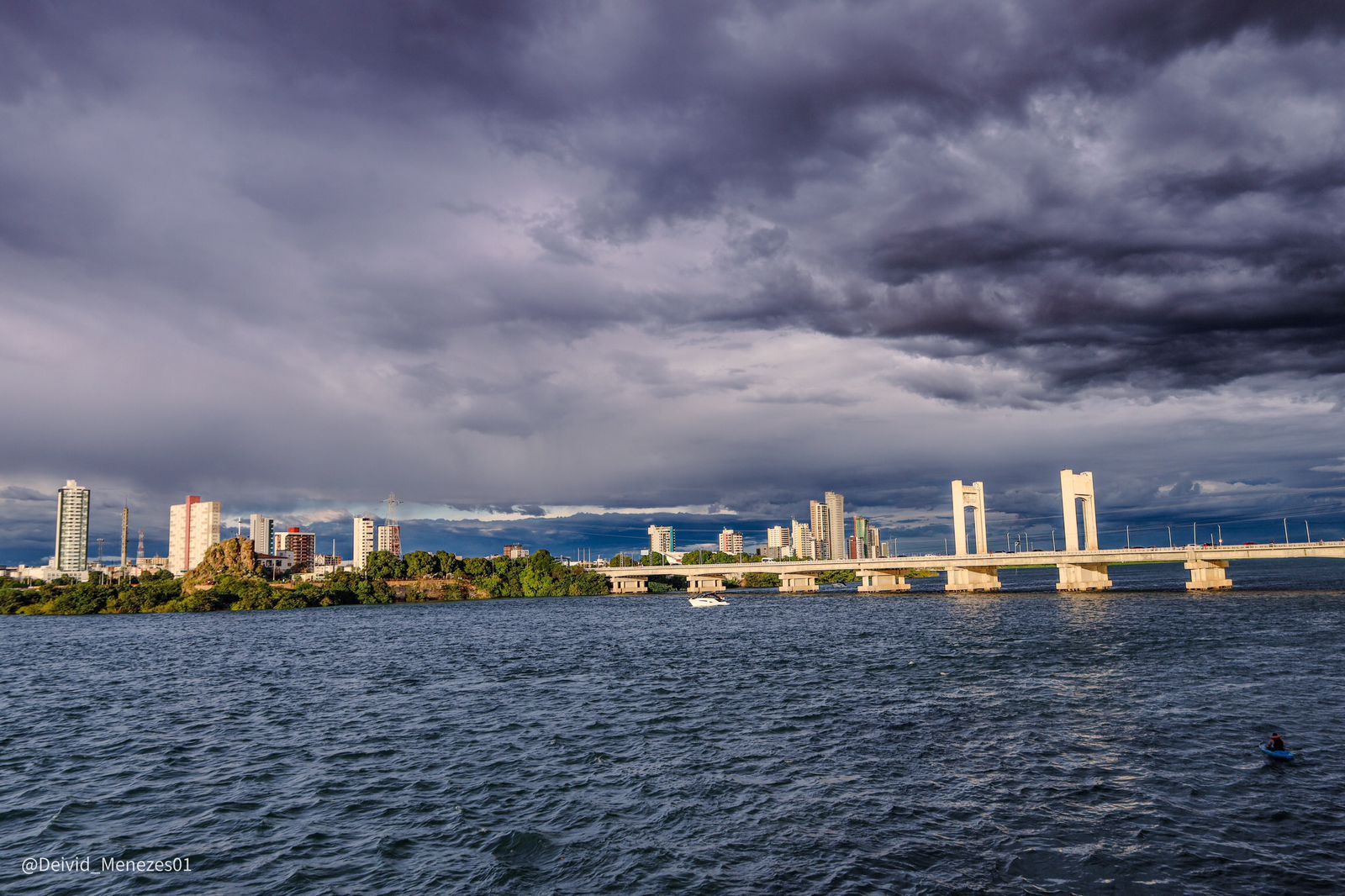 Defesa Civil de Petrolina orienta população após alerta do INMET para chuvas e ventos fortes 