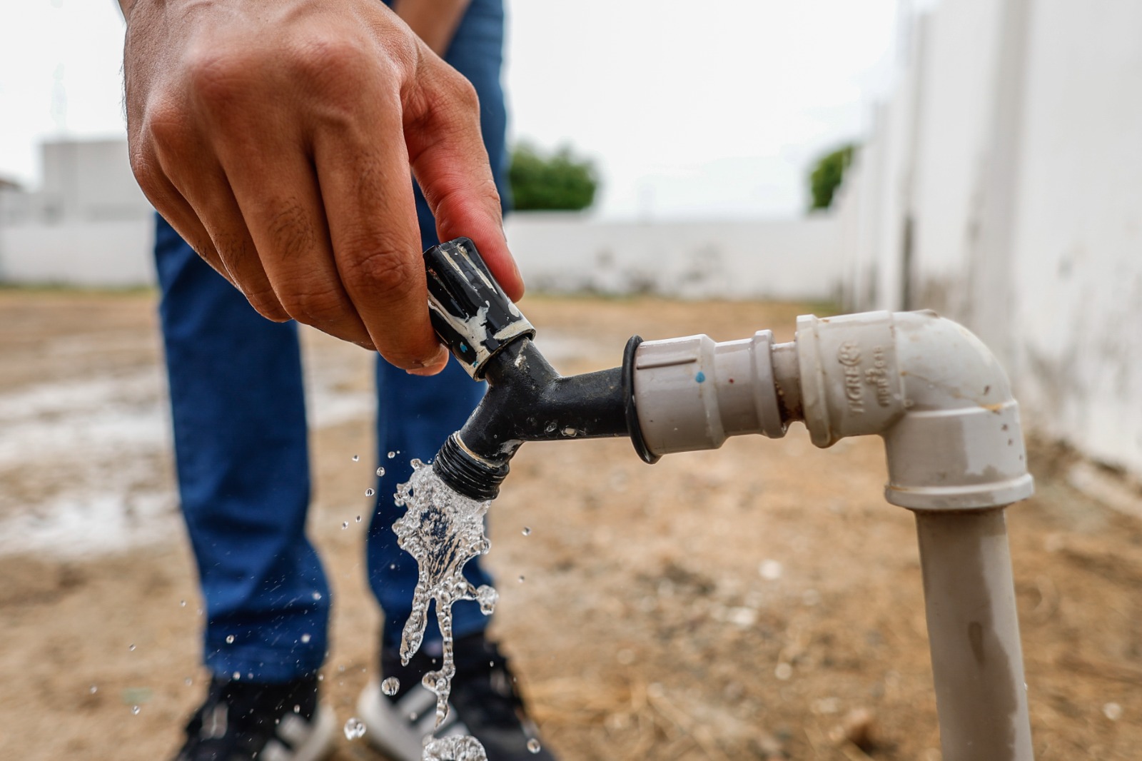 Prefeitura de Petrolina realiza ampliação de rede da adutora na comunidade do Roçado