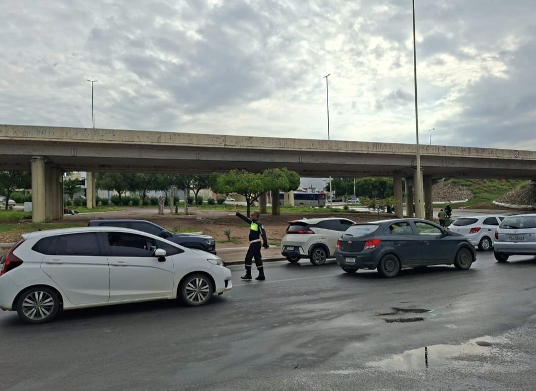 Prefeitura de Petrolina orienta motoristas sobre cuidados no trânsito durante período chuvoso