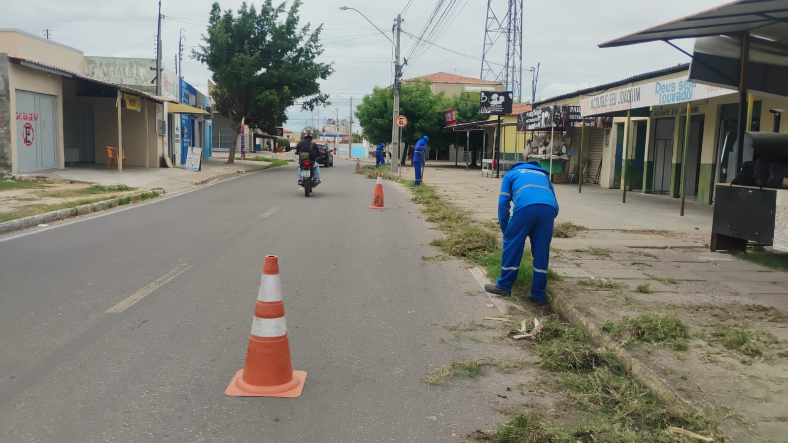 Frentes de serviços públicos atuam diariamente em toda Petrolina para manter a cidade limpa e bem cuidada