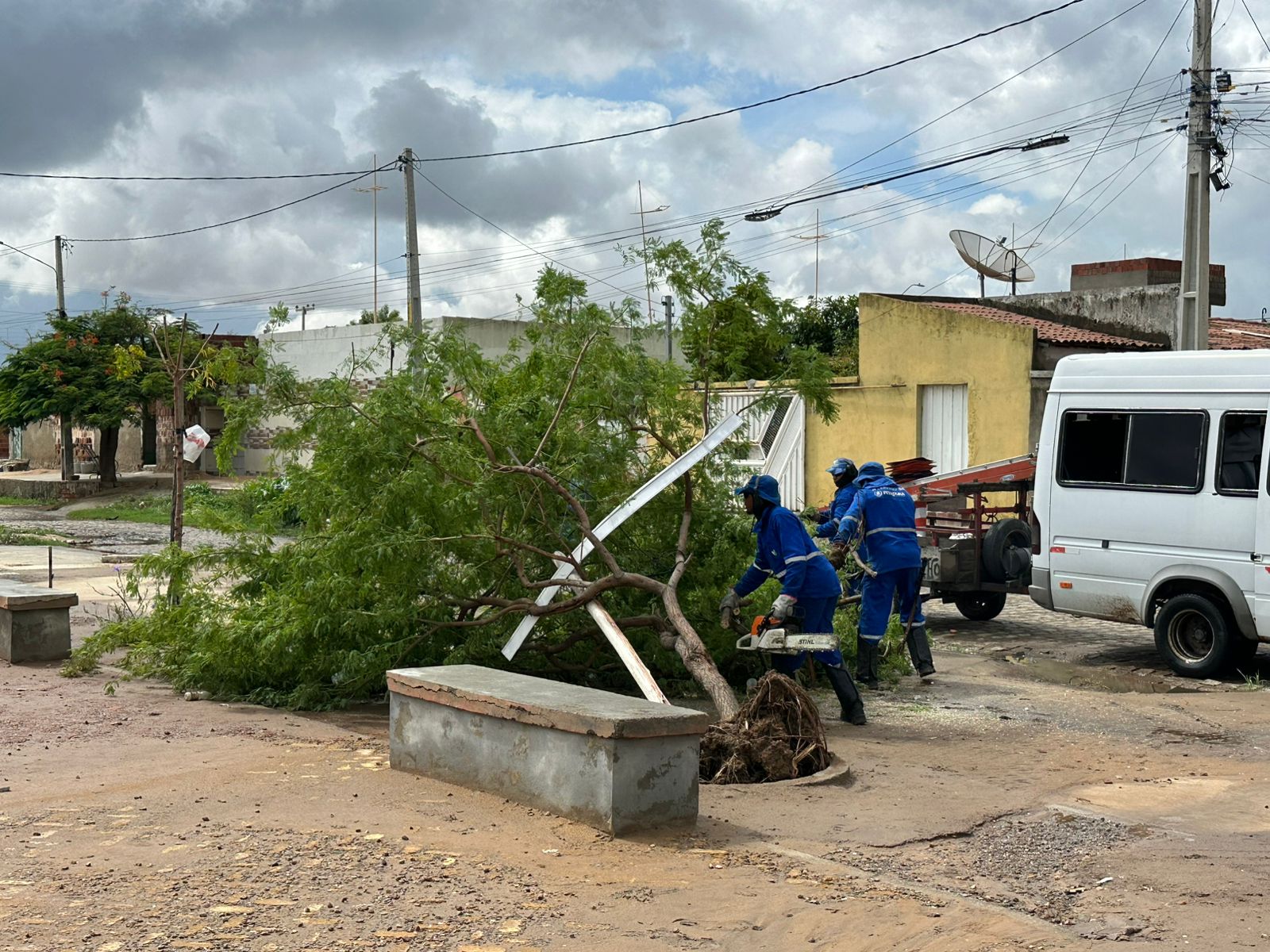 Após chuvas, Prefeitura desenvolve trabalho em diversos pontos de Petrolina