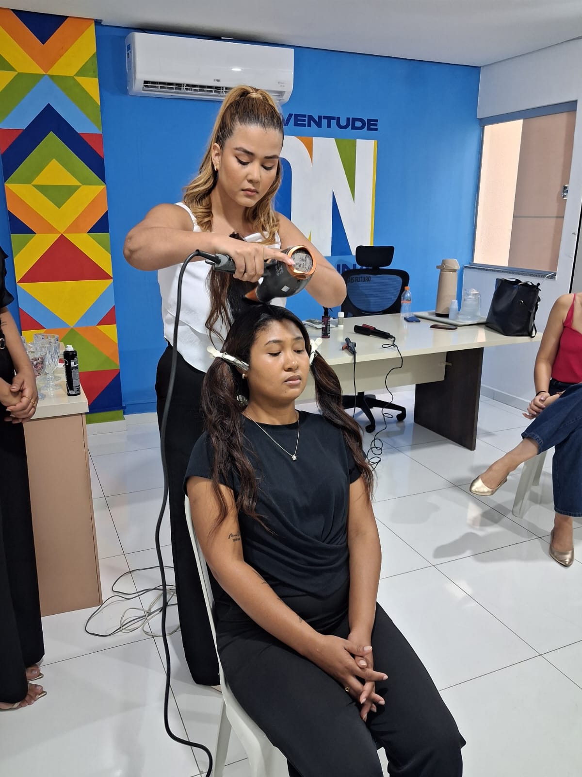 Oficina de penteados abre caminhos e fortalece confiança de jovens mulheres em Petrolina