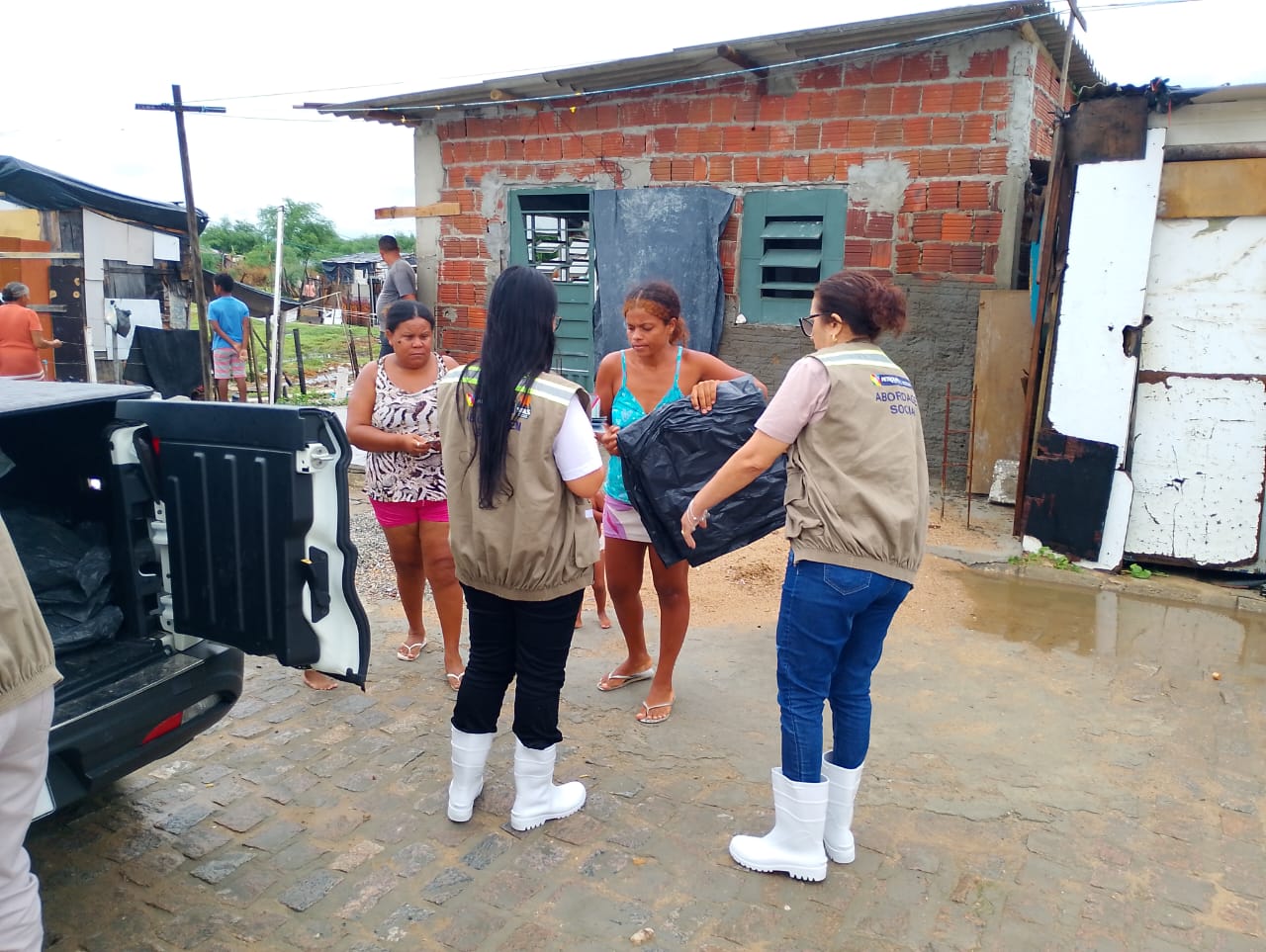 Prefeitura de Petrolina intensifica ações preventivas e distribui lonas na Vila da Fé após chuvas