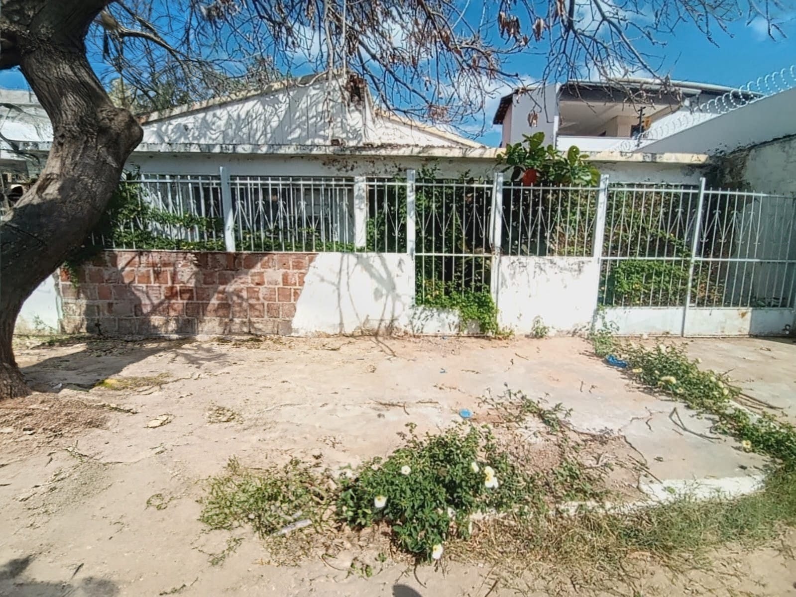 Imóvel abandonado tem dono: Prefeitura reforça responsabilidade e alerta proprietários