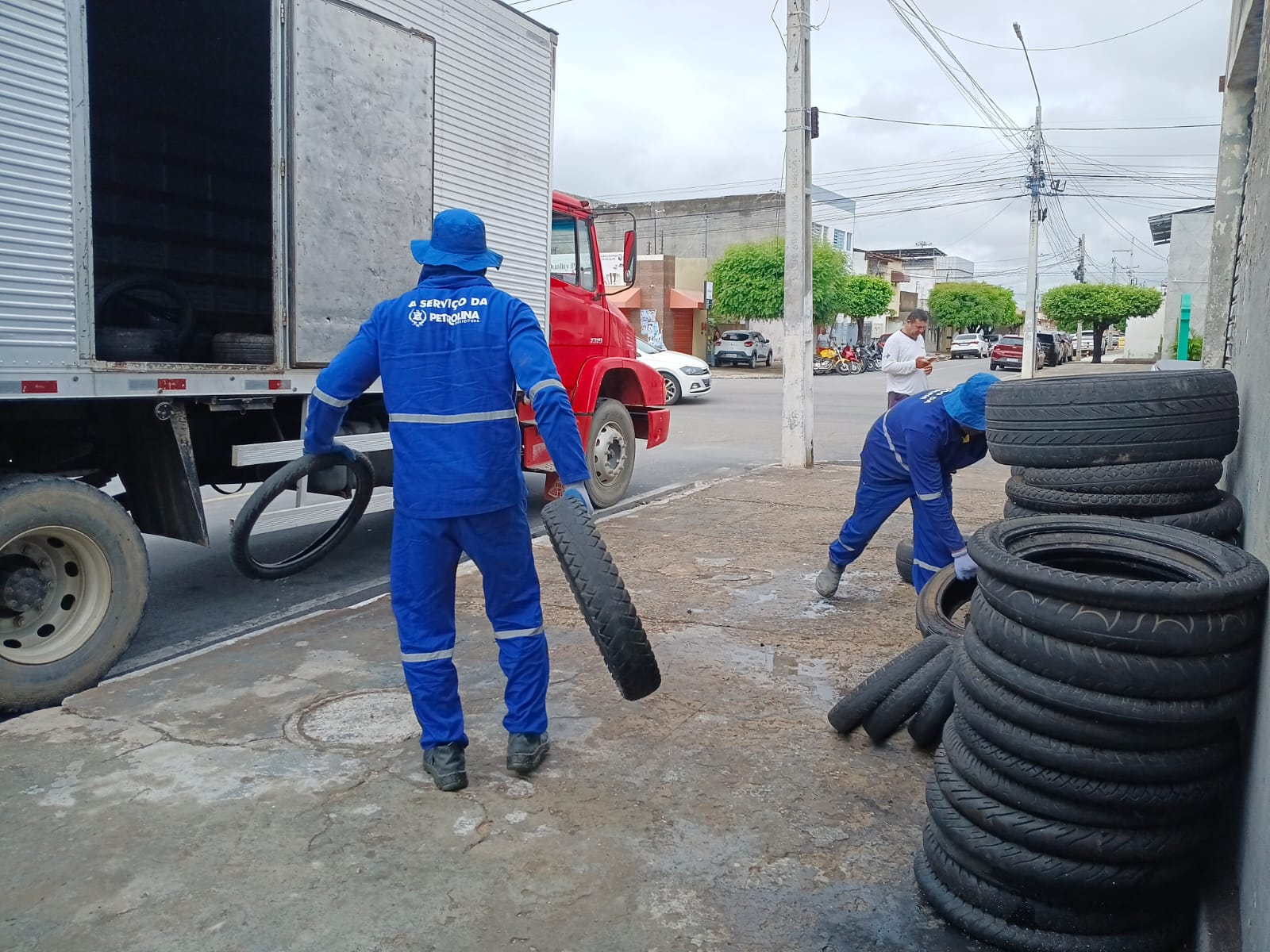 Força-tarefa do Petrolina + Limpa recolhe mais de três toneladas de pneus descartados irregularmente