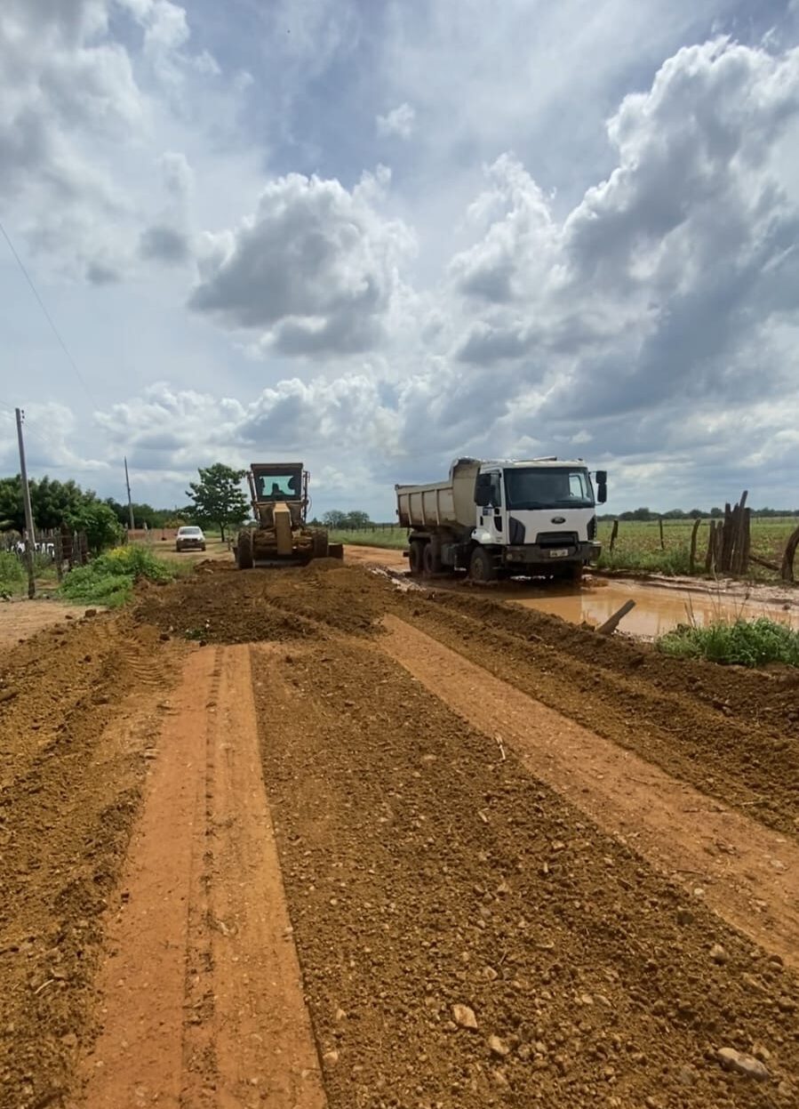 Prefeitura de Petrolina intensifica ações para recuperar estradas da zona rural após chuvas