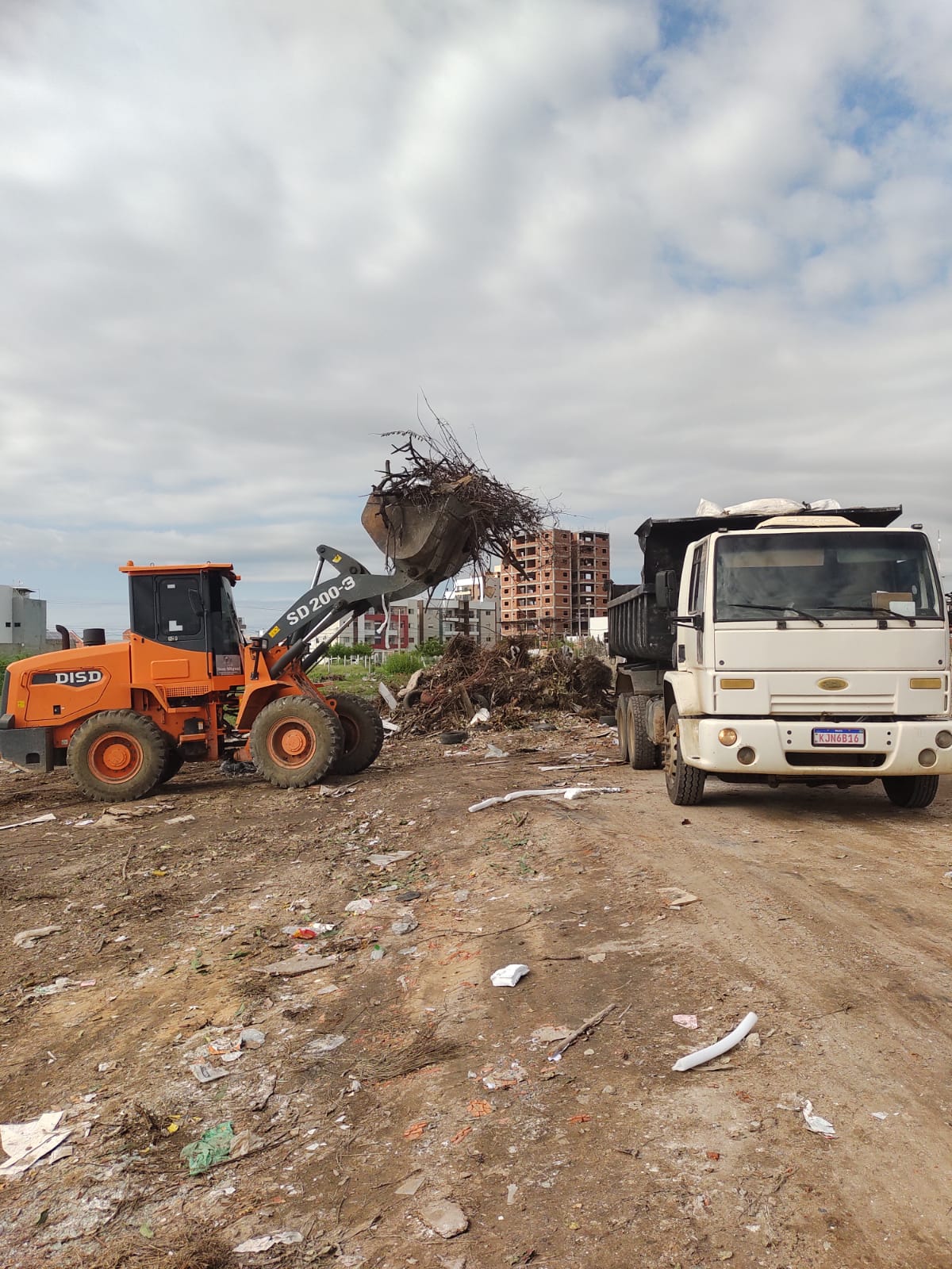 Ações de patrolamento e remoção de entulhos avançam em bairros de Petrolina