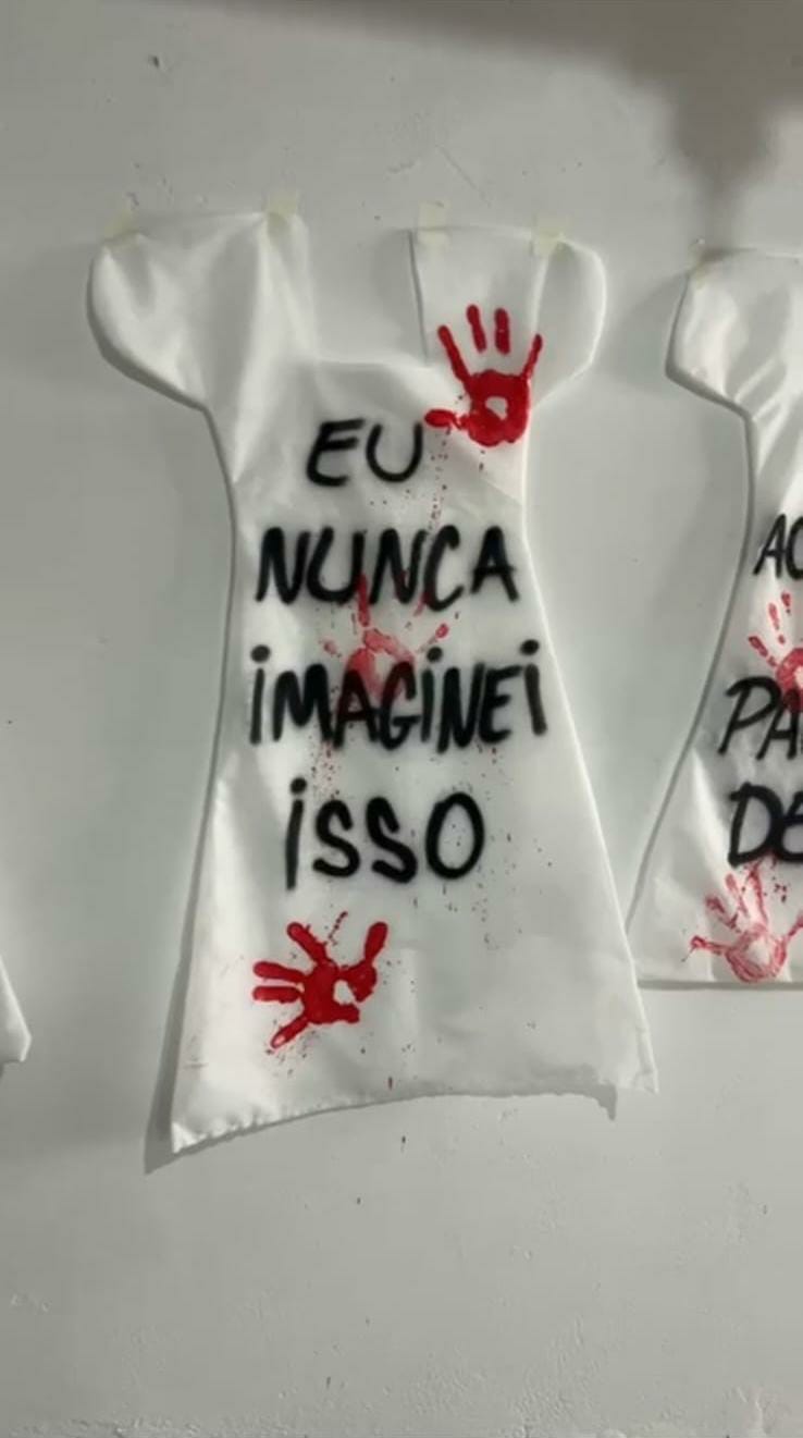 Vestidos que contam histórias: exposição em Petrolina alerta sobre violência contra mulheres